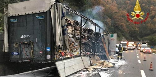 Autostrada A12, motrice di camion distrutta in un incendio fra Rapallo e Recco