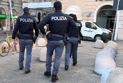 Genova cronaca breve. Anziana 85enne salvata dai poliziotti dopo un incendio