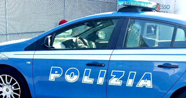 Fa il “pieno” di alcol e butta la bottiglia dalla finestra, denunciato