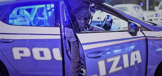 32enne blocca il traffico in piazza della Vittoria, dà un calcio in faccia al poliziotto, arrestato