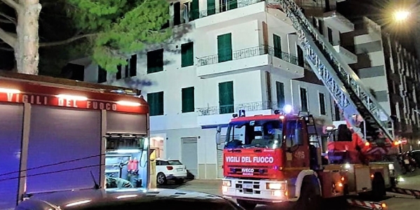 Incendio in un appartamento a Riva Trigoso, grossi danni
