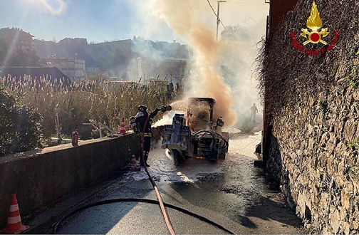 Ruspa taglia tubo gas metano e parte il fuoco