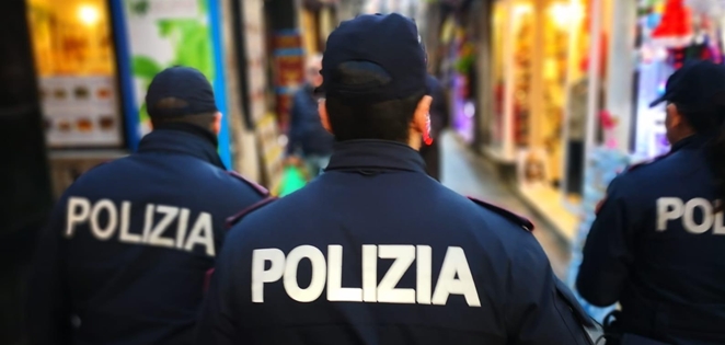 Pusher ubriaco, mostra i genitali ai poliziotti: daspo