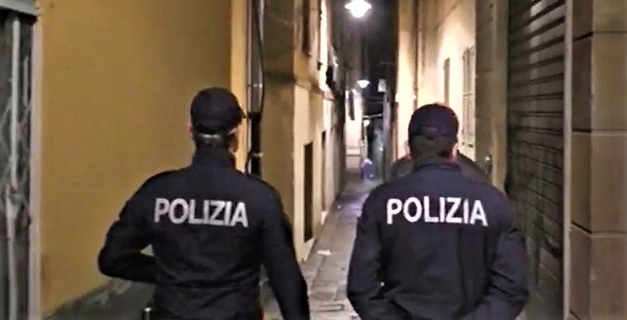 Offensiva della Polizia nel centro storico di Genova
