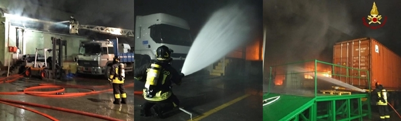 Incendio capannone Bolzaneto Vigili fuoco da Genova e Savona