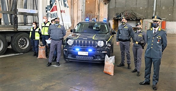 Genova, Finanza e Dogane donano 189 tonnellate di pellet
