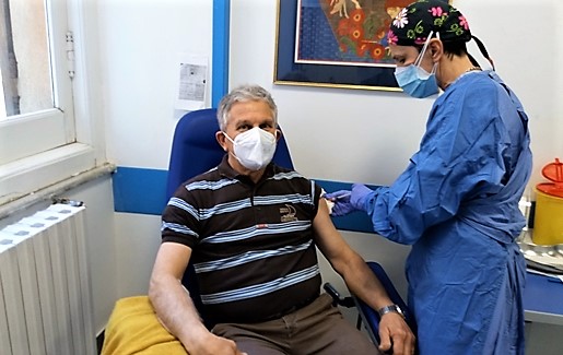 Il Galliera vaccina i pazienti oncologici. Claudio il primo