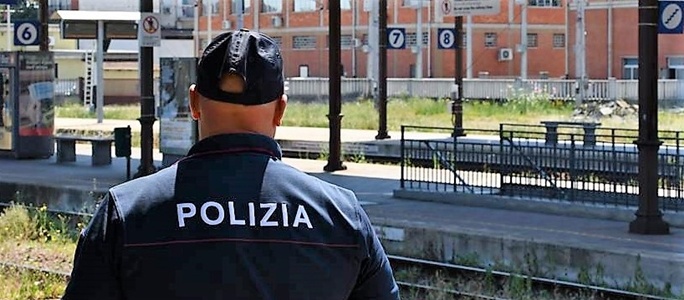 Si cala i calzoni davanti i viaggiatori alla stazione di Principe