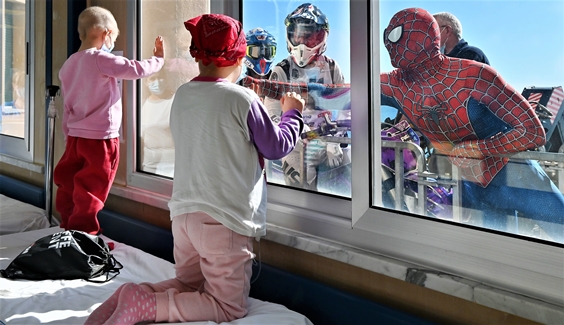 Gaslini, Moto di Vanni Oddera e Spiderman dai bambini