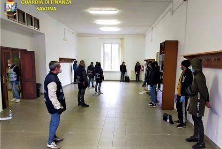 Finanza Savona blocca 15 clandestini nascosti in 3 Tir