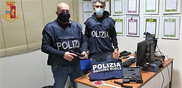 Spezia, rissa tra coppia e 3 giovani, spuntano le pistole