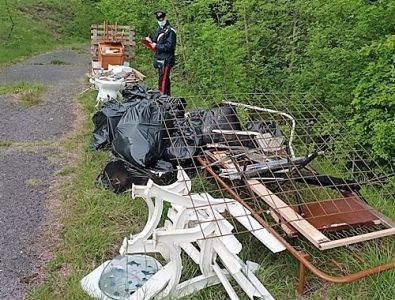 Dego, sgombera una casa e abbandona i rifiuti nel bosco