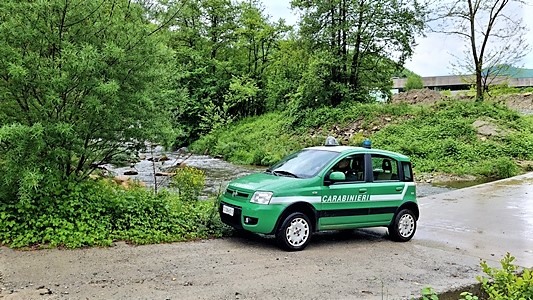 Carcare azienda deposito materiale vicino al Bormida, denunciata