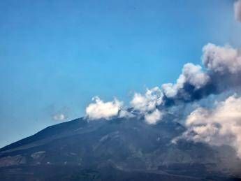 Etna in eruzione, crolla parte del cratere Sud-Est – Video