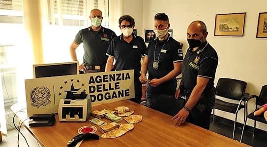 Porto di Genova, Adm e Finanza scoprono 141.000 euro non dichiarati