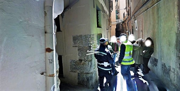 Rapina un passante nei vicoli di Genova a metà mattinata, denunciato