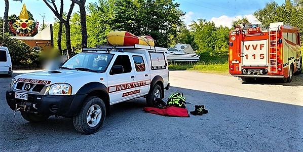 Entra in acqua per soccorrere il cane ma vengono salvati dai Vigili del Fuoco