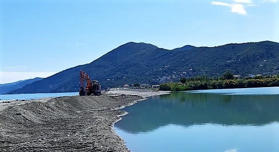 Forestali bloccano trasporto sabbia ad una spiaggia di Alassio