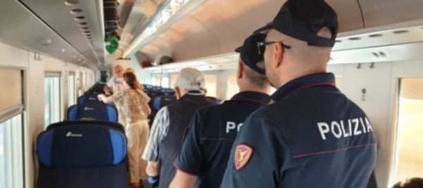 Atti osceni sul treno, 20enne si tocca e ammicca un coetaneo