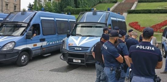 Genova, gli rubano lo zaino e lo aggrediscono in tre, arrestati