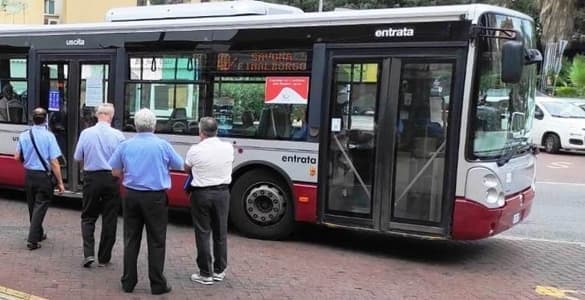 Controllori aggrediti sul bus da una donna ad Alassio