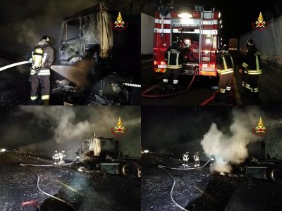 Camion in fiamme sulla A10 Galleria Prà-Pegli FOTO E VIDEO