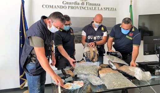 Arrestato un trafficante che trasportava 6 kg di marijuana a La Spezia