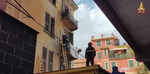 Genova crolla la scala di un condominio a Rapallo
