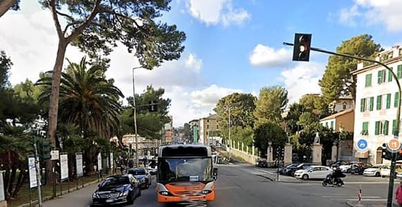 84enne muore sul colpo nello scontro tra moto e bus Amt Genova