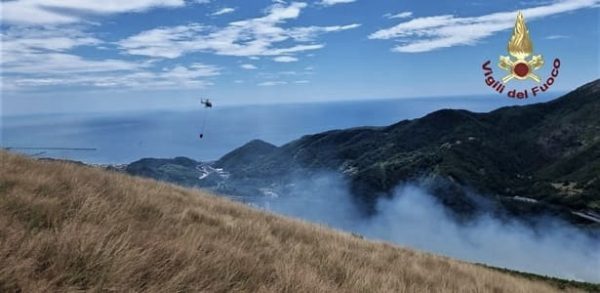 Incendio in località Cannellona sopra Voltri, brucia da stamane