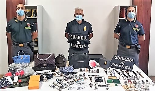 Finanza Genova: sequestrati oltre 12000 capi di abbigliamento contraffatti