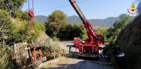 Villanova d’Albenga, ruspa si capovolge nel fiume Centa