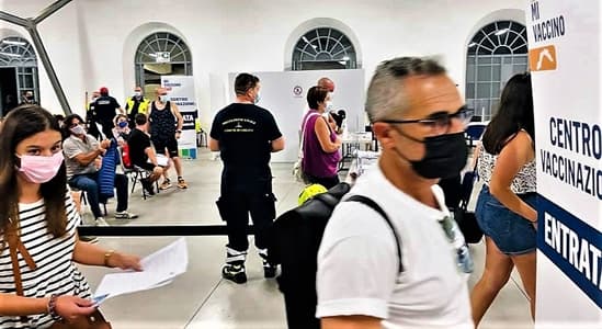 Liguria, il green pass trascina le vaccinazioni, crescono le prenotazioni