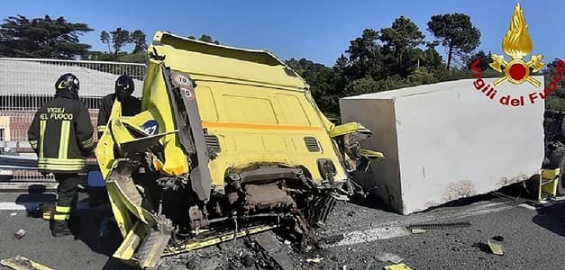 Tir perde blocco marmo sulla Santo Stefano – La Spezia