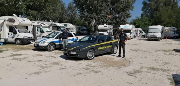 Finanza sequestra un camping abusivo con 23 famiglie a Sarzana