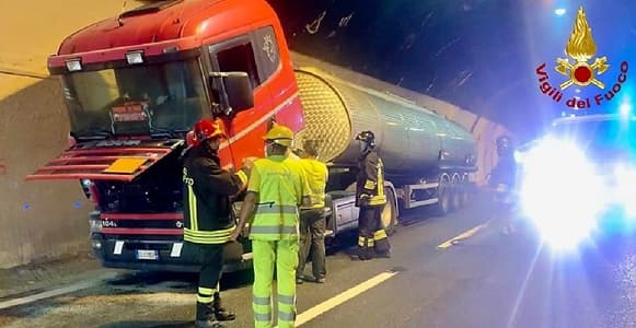 Genova, due interventi dei Vigili del fuoco per incidente e incendio