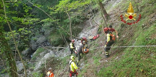 Genova, 68enne scivola per 20 metri lungo una scarpata, grave trauma