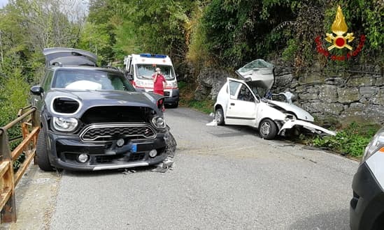 Grave incidente frontale sulle alture di Genova a Davagna