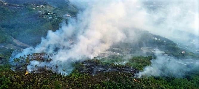 Incendio nel ponente savonese, riprese le operazioni: elicotteri e Canadair