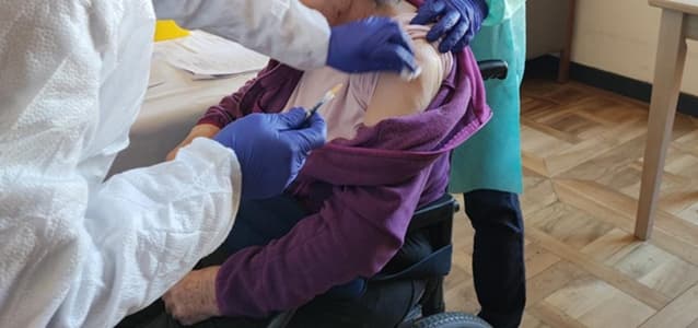Liguria vaccino, terza dose nelle Rsa dal 30 settembre, dal 1° ottobre over80