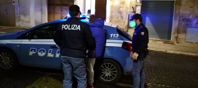 Prende a calci lo scooter di un ragazzo e anche i poliziotti, arrestato