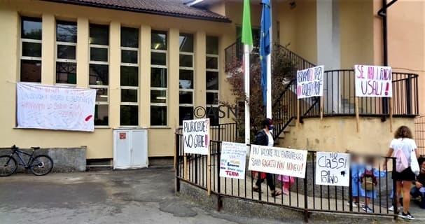 Sassello, protesta genitori in tanti, Dirigente scolastico assente