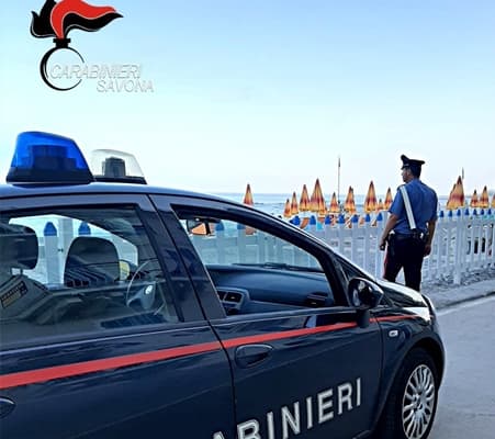 Albisola, molestano i bagnanti poi uno colpisce i Carabinieri, arrestato