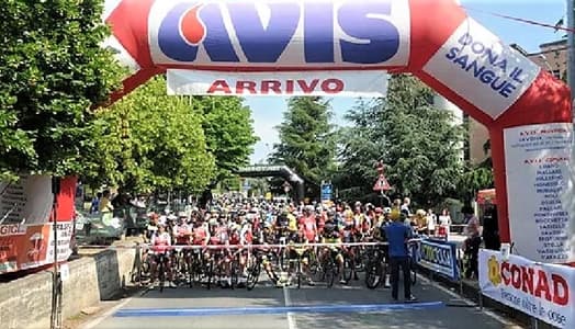 Grave incidente alla Gran Fondo Carcare, auto centra 5 ciclisti, 2 gravi