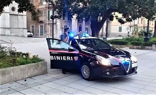 Lite tra 2 fratelli a Sarzana, uno gli passa sopra con l’auto, prognosi riservata