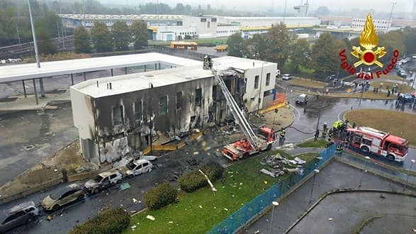 Il video della disgrazia di Milano, aereo precipita su edificio 8 morti