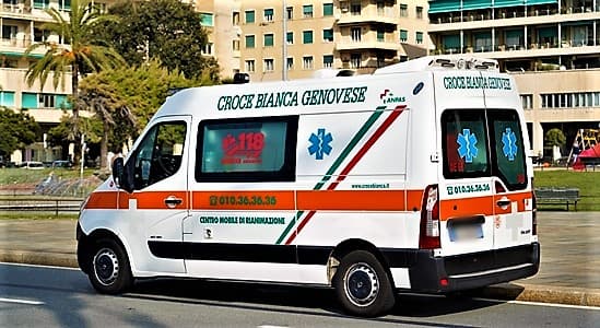 Ambulanze ferme al Pronto Soccorso del Galliera per mancanza di letti