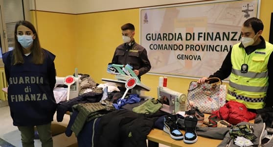 Finanza Genova scopre nei caruggi magazzino con 7500 pezzi farlocchi