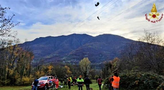 Spettacolare salvataggio di parapendista impigliata nei cavi alta tensione