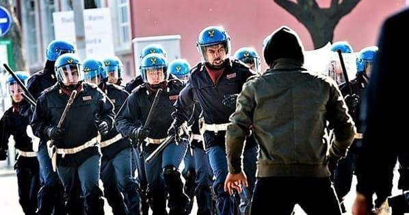 Risse tra tifosi, Daspo a 18 tifosi di Genoa e Sampdoria per 73 anni